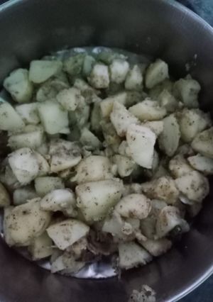 फलाहारी आलू (falahari aloo recipe in Hindi) रेसिपी मुख्य फोटो