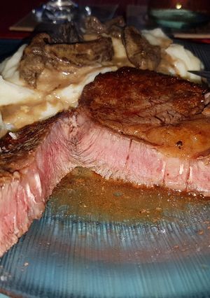 Una foto de Ojo de Bife con puré y salsa de hongos deshidratados