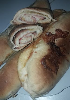 Una foto de Pan relleno de jamón y queso