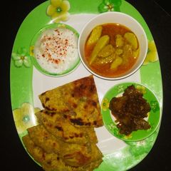 Khaddo ka parantha(broken toor daal parantha) A picture of Khaddo ka parantha(broken toor daal parantha).