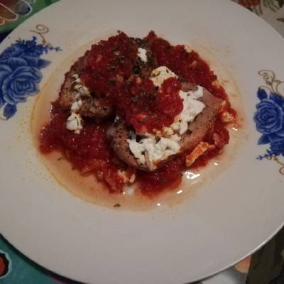Piept de pui fiert cu condimente, vin alb și sos bulion-image