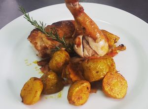 Una foto de Pollo al horno y papitas chauchas