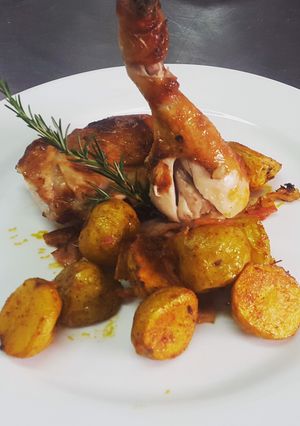 Una foto de Pollo al horno y papitas chauchas