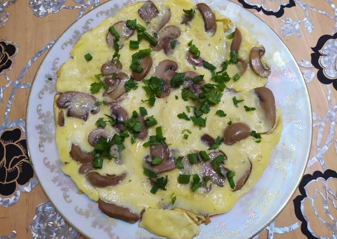 Омлет с грибами на сковороде
