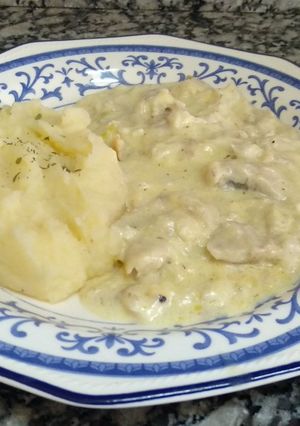 Una foto de Filet de merluza a la crema con puré 🐟