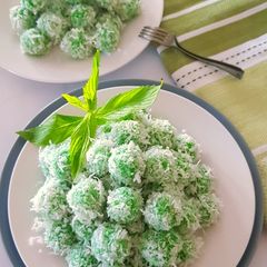A picture of Pandan Glutinuos Rice Ball with Coconut Sugar Filling.