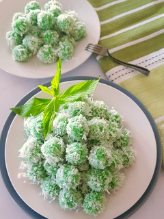 A picture of Pandan Glutinuos Rice Ball with Coconut Sugar Filling.