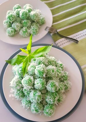 A picture of Pandan Glutinuos Rice Ball with Coconut Sugar Filling.