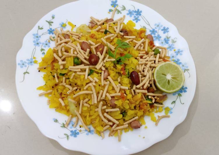 Simple Way to Make Favorite Indori Poha !!