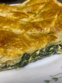 Una foto de Hojaldre de espinacas, nata y queso parmesano fácil