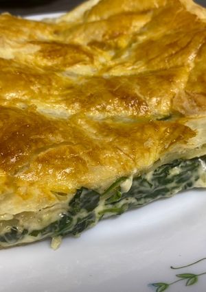 Una foto de Hojaldre de espinacas, nata y queso parmesano fácil