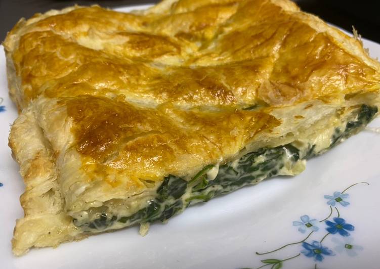 Hojaldre de espinacas, nata y queso parmesano fácil