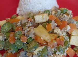 Una foto de Fricasé de Carne con Vainitas, Arvejas, Zanahoria y Papas Fritas