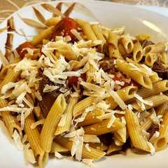 Una foto de Pasta con carrilleras, reducido de su salsa y parmesano rallado