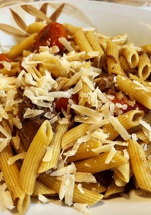 Foto principal de Pasta con carrilleras, reducido de su salsa y parmesano rallado
