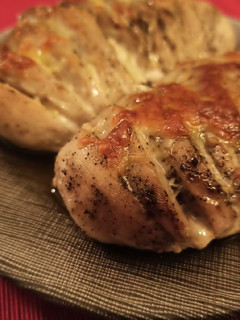 Una foto de Pechugas de pollo estilo hasselback con queso