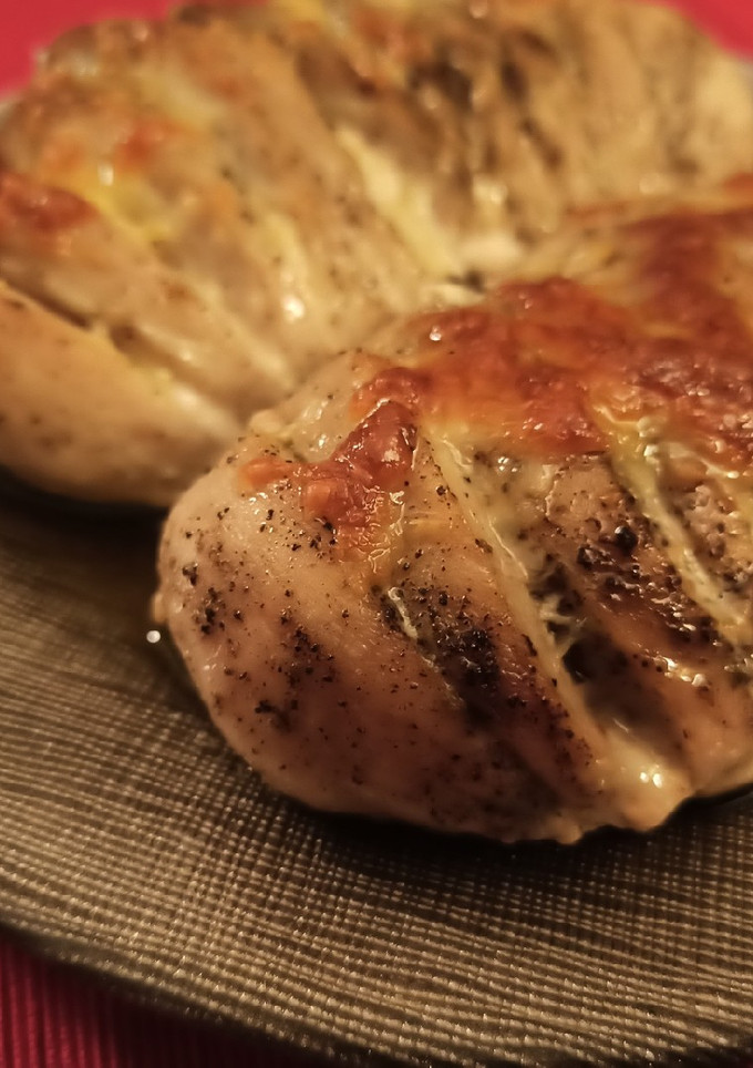 Una foto de Pechugas de pollo estilo hasselback con queso