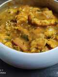 Zuppa di pollo alla curcuma con porri e gocce di yogurt greco