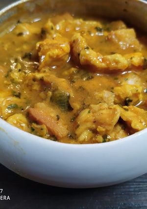 Foto di Zuppa di pollo alla curcuma con porri e gocce di yogurt greco