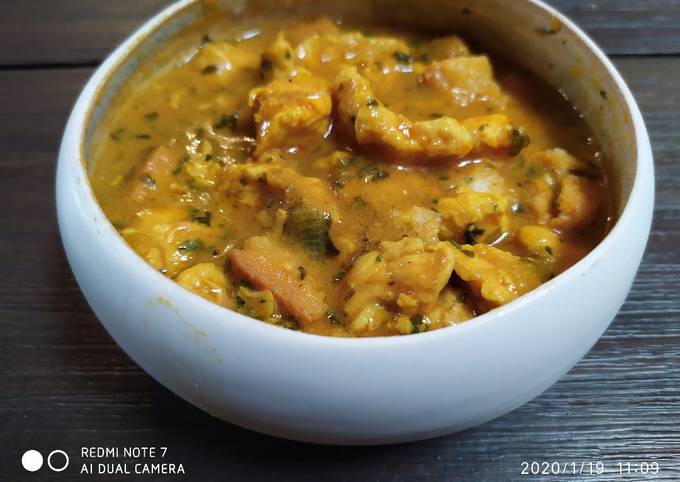 Guida passo passo a Preparare Veloce Zuppa di pollo alla curcuma con porri e gocce di yogurt greco