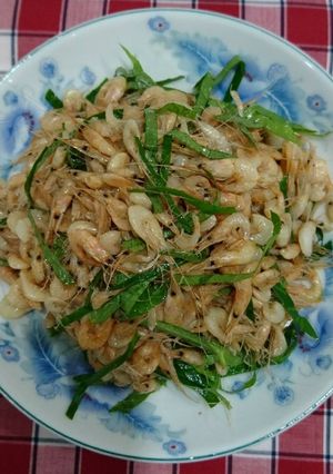 Hình của món Tép đồng rang lá lốt.