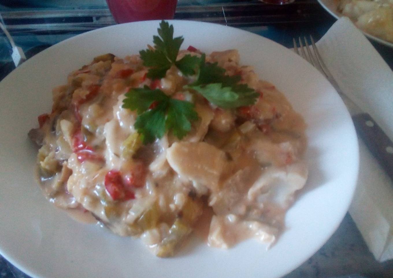 Merluza a la cava con champiñones y colchón de batatas y papas al horno