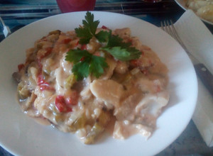 Una foto de Merluza a la cava con champiñones y colchón de batatas y papas al horno