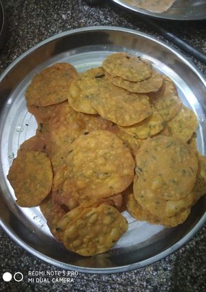 મેથી ની પૂરી(methi ni puri recipe in gujarati) રેસીપી મુખ્ય ફોટો