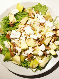 Una foto de Ensalada de pollo, manzana y queso de cabra