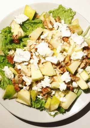 Una foto de Ensalada de pollo, manzana y queso de cabra