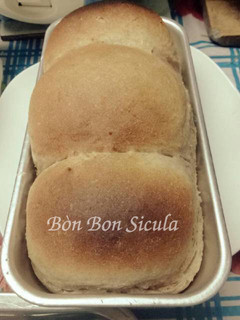 Hình của món Bánh Mì Tươi nguyên cám.