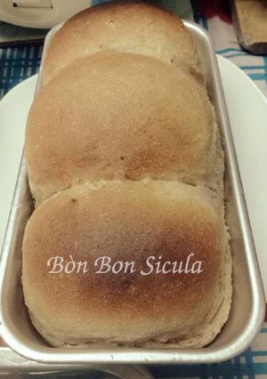 Hình của món Bánh Mì Tươi nguyên cám.