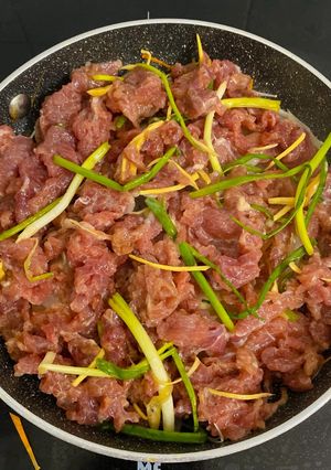 Hình của món Thịt bò hầm nấm kim châm cà rốt.