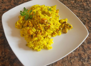 Una foto de Mejillones al vino blanco con arroz amarillo. #delantaldorado