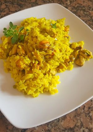 Una foto de Mejillones al vino blanco con arroz amarillo. #delantaldorado