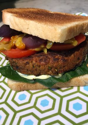 Una foto de Veggieburguesas estrategas!!(medallones de soja texturizada, lentejas y calabaza)