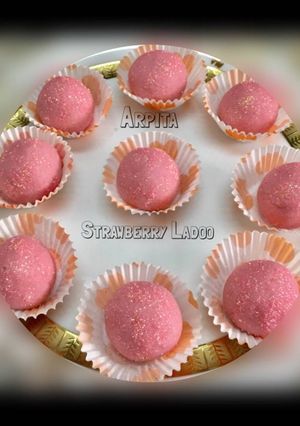 स्ट्रॉबेरी लाडू (Strawberry ladoo recipe in hindi) रेसिपी मुख्य फोटो
