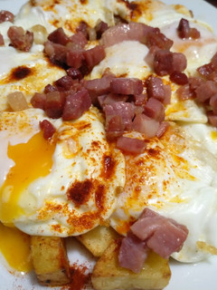 Una foto de Huevos rotos con patatas