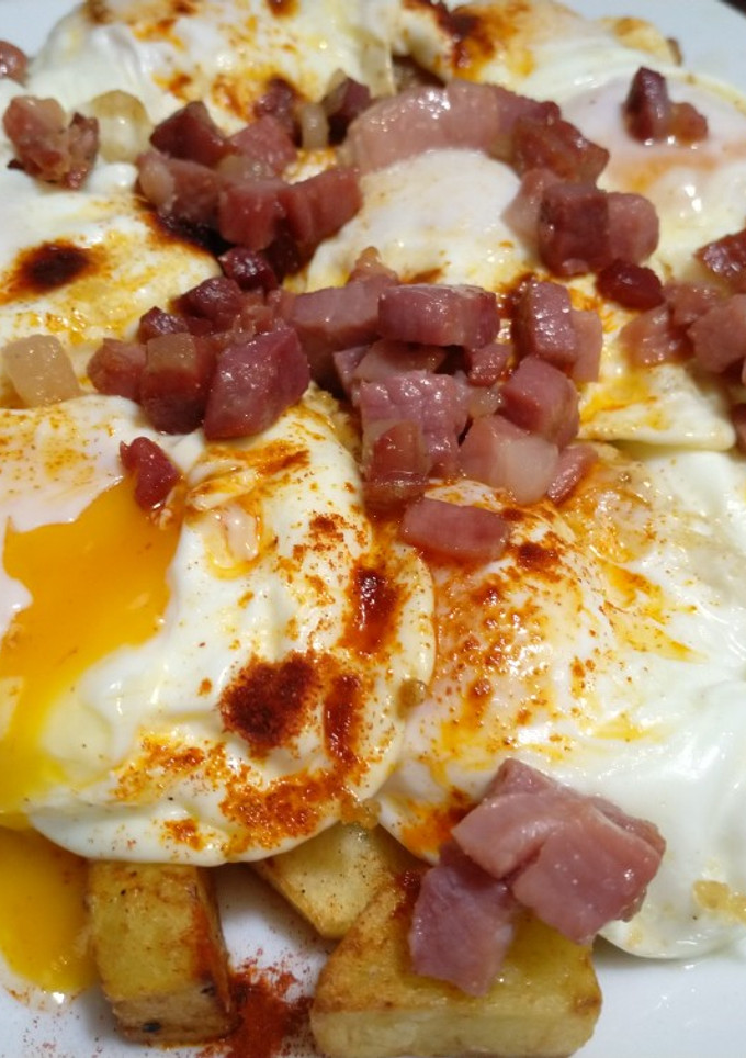 Una foto de Huevos rotos con patatas