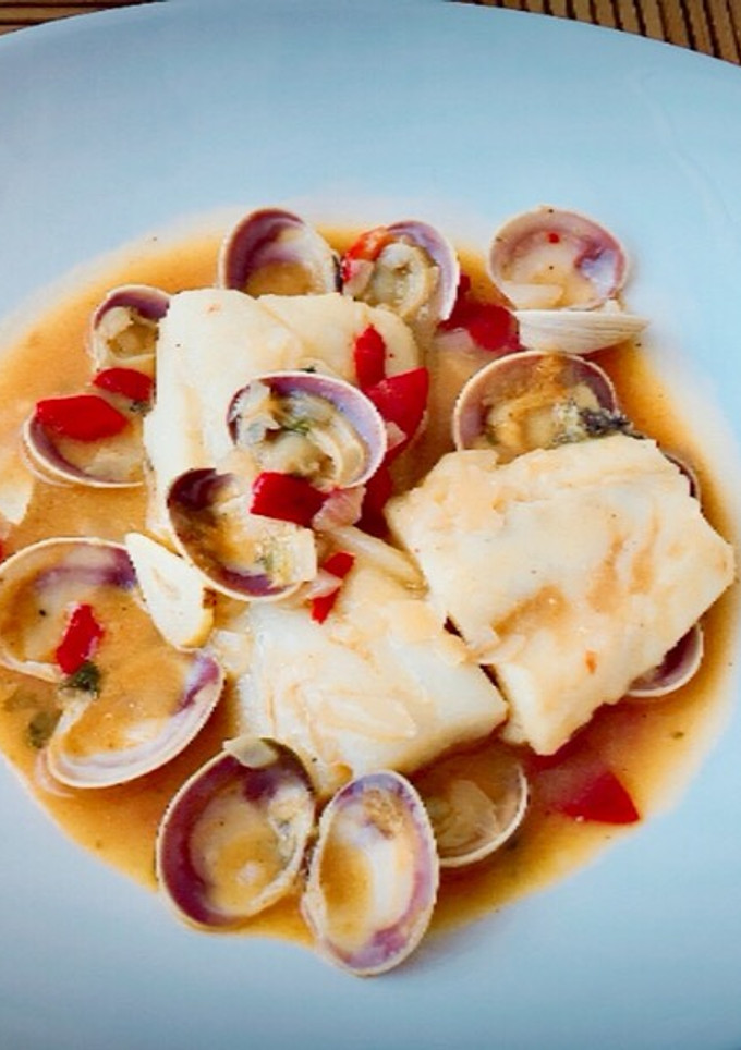 Una foto de Bacalao en salsa con almejas al limón