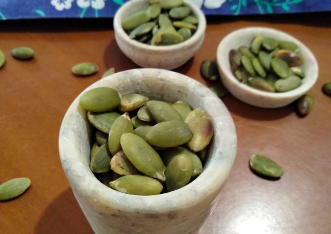 Roasted pumpkin seeds