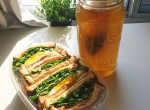 Hình của món Sandwich trứng, bacon và trà ngô 🌽🌽.