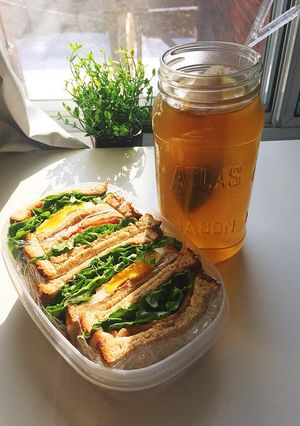 Hình của món Sandwich trứng, bacon và trà ngô 🌽🌽.