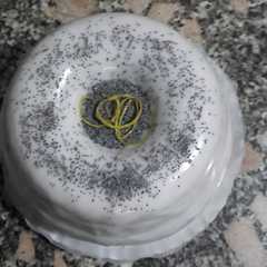 Una foto de Budín de limón y semillas de amapolas