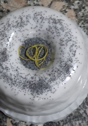 Una foto de Budín de limón y semillas de amapolas