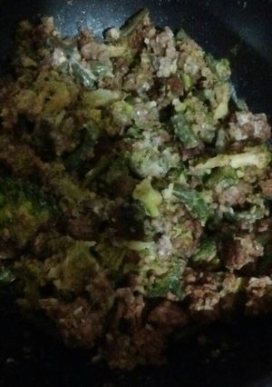 Una foto de Wok fácil de carne, chauchas y brocoli
