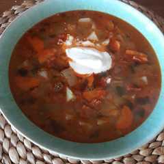 Una foto de Sopa de patata y chorizo - comida húngara en castellano