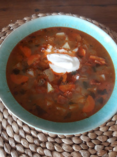 Una foto de Sopa de patata y chorizo - comida húngara en castellano