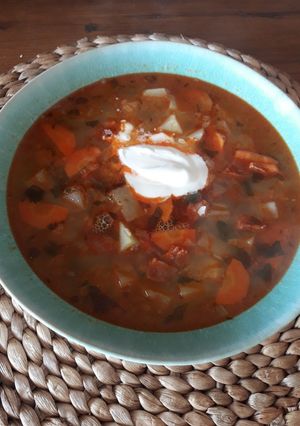 Una foto de Sopa de patata y chorizo - comida húngara en castellano