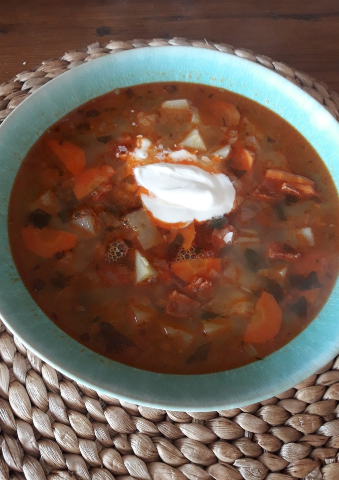 Una foto de Sopa de patata y chorizo - comida húngara en castellano